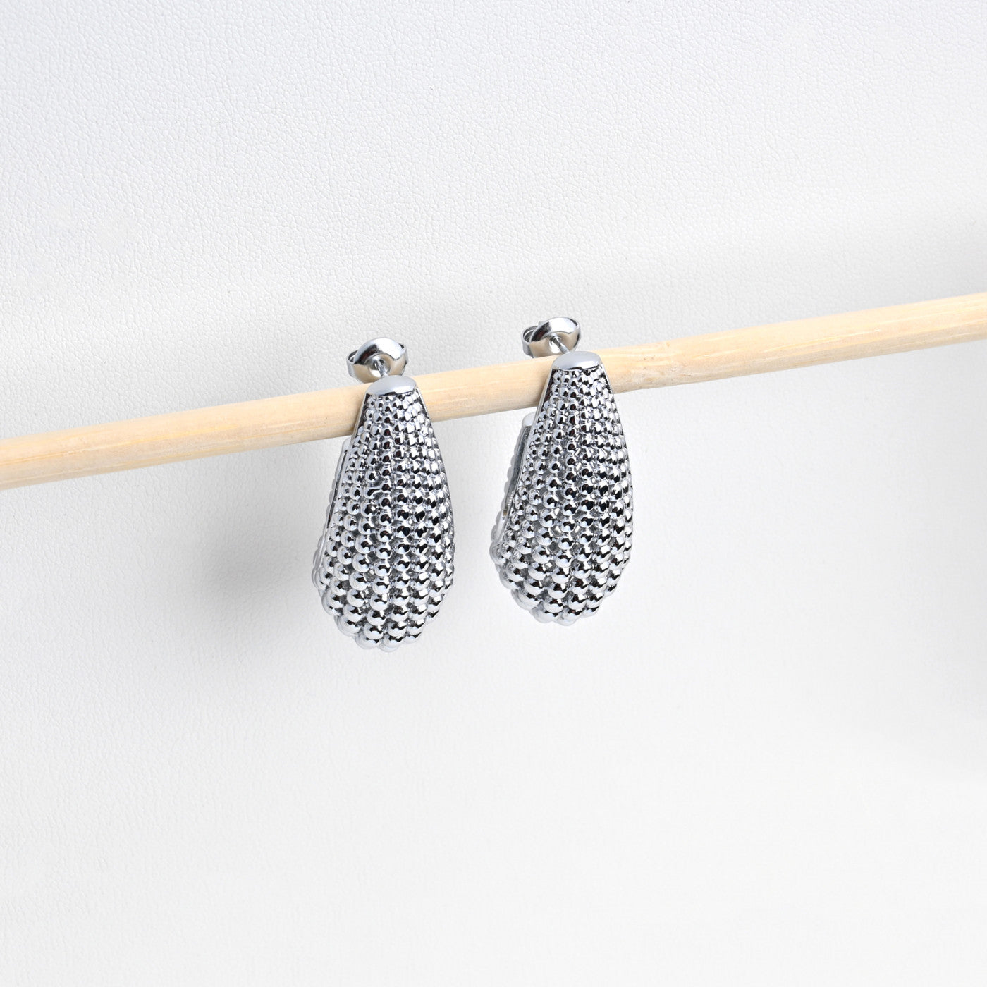 Boucle d'oreilles de rhodium avec texture