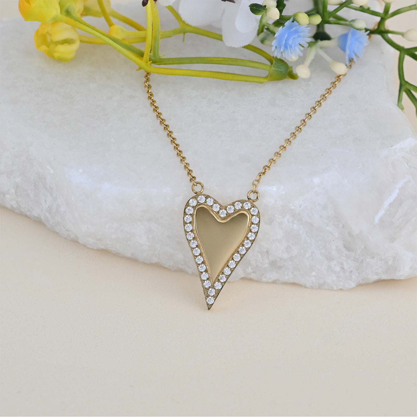 Collar de acero con corazón sutil